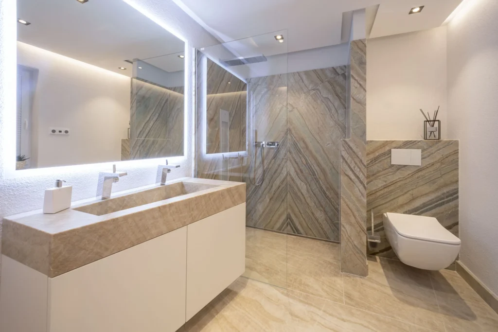 Badezimmer mit Corteccia und Taj Mahal – Naturstein in perfekter Abstimmung