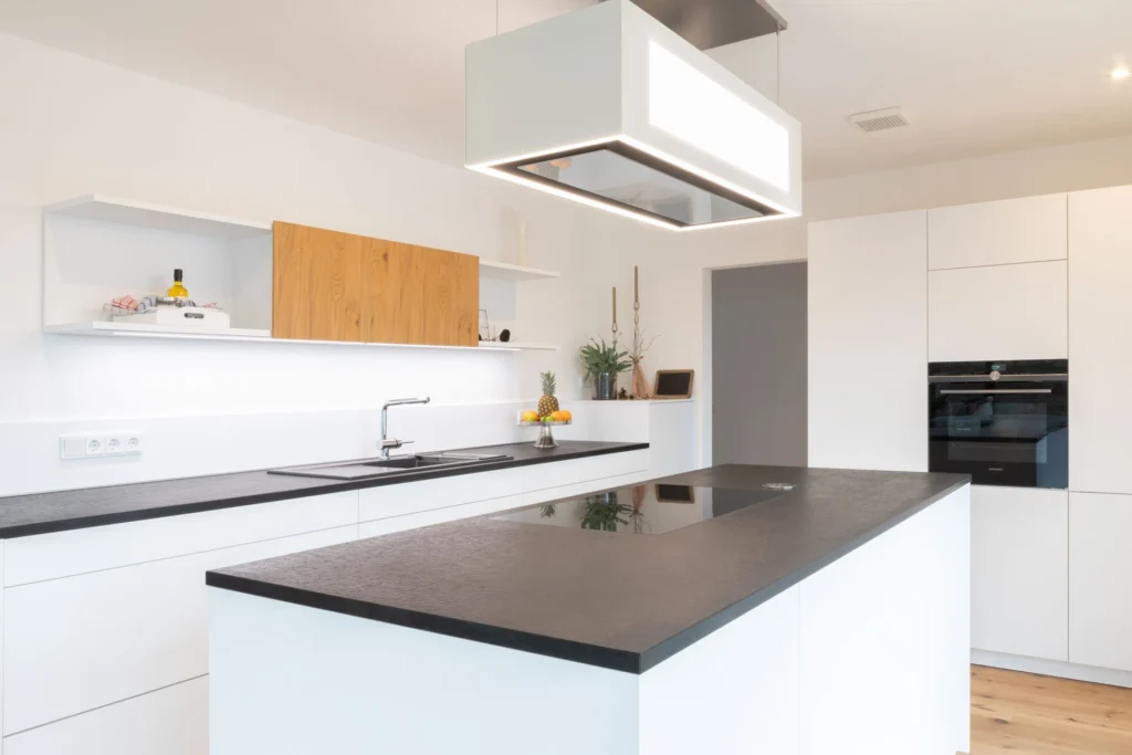 Großzügige Küchenarbeitsplatten aus Naturstein Nero Assoluto