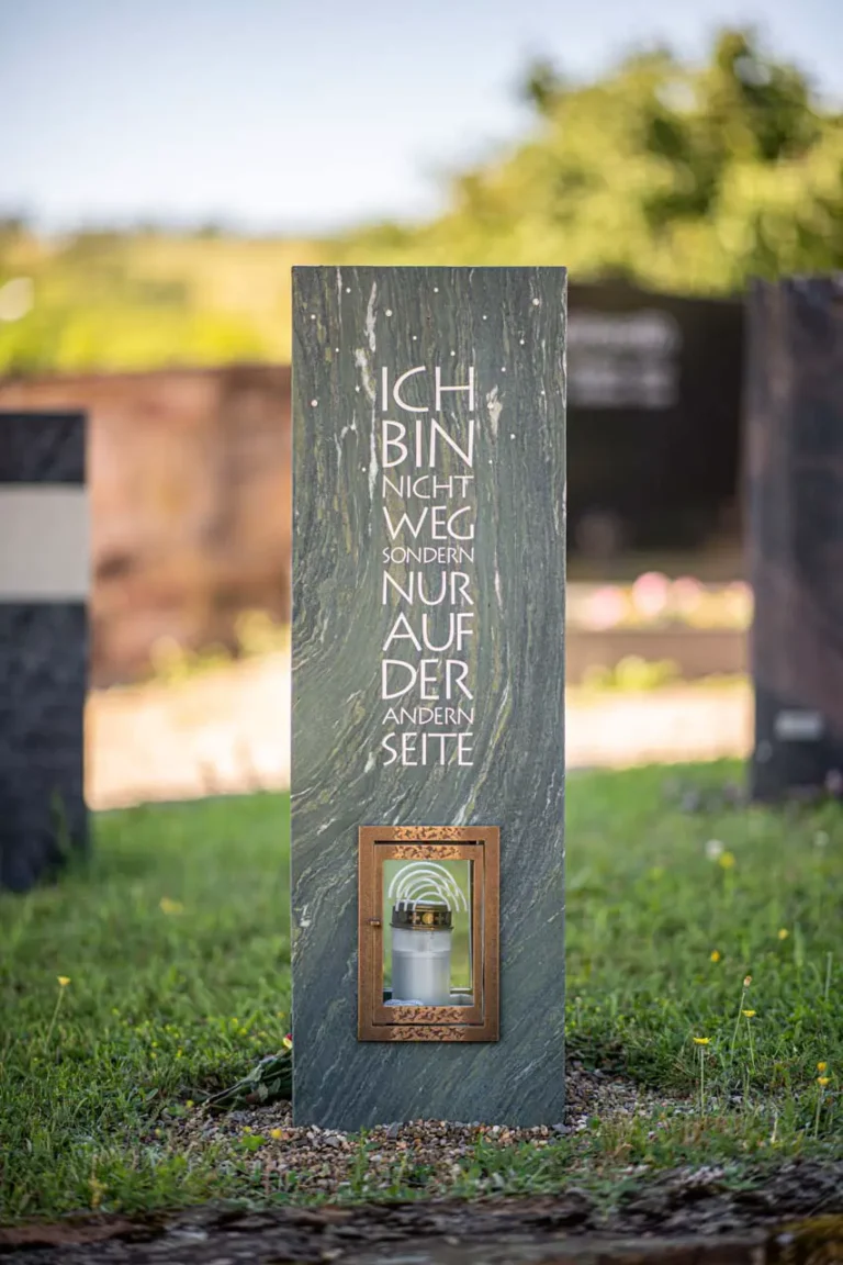 Steinmetz Schlereth Stehle fuer Urnen mit Beschriftung Bildergalerie Individuelle Grabmale aus Naturstein