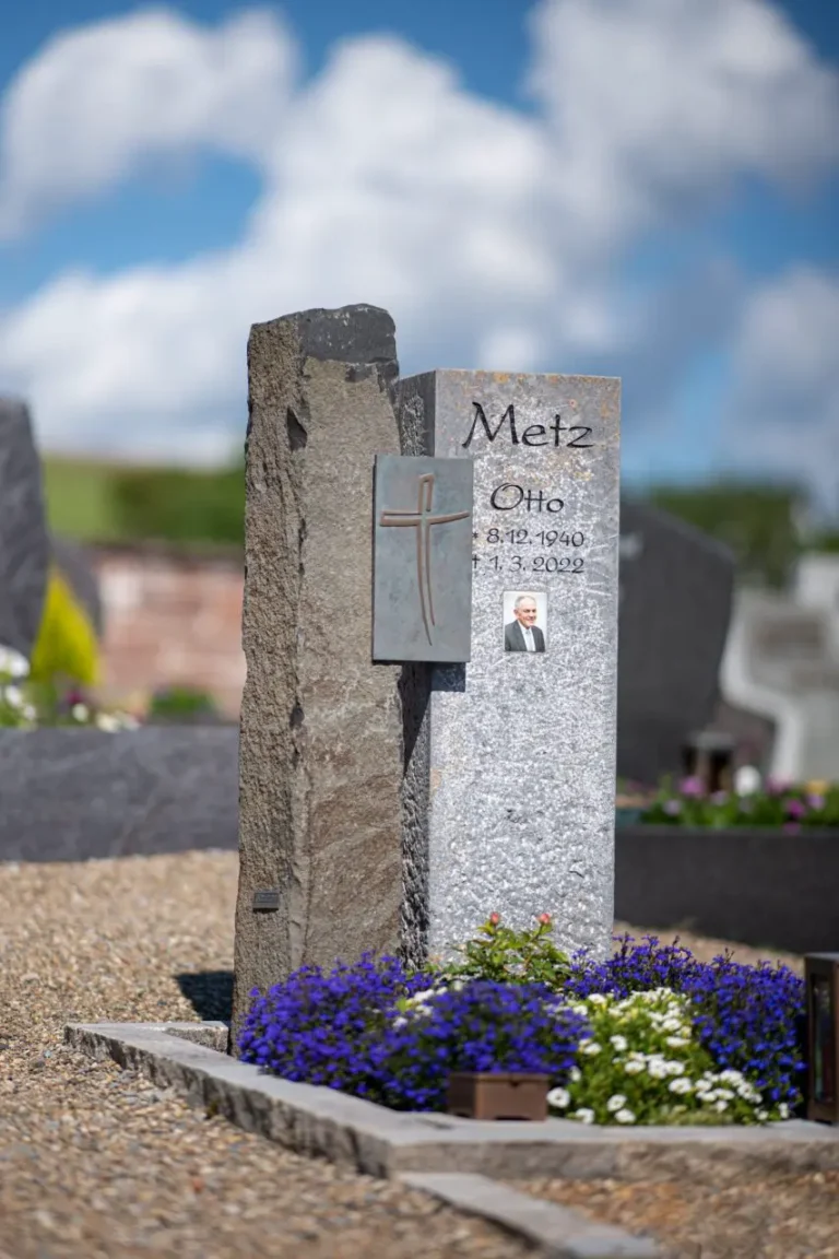 Steinmetz Schlereth Urnengrabstein Basalt Muschelkalk regional Bildergalerie 5 scaled e1730562839322 Individuelle Grabmale aus Naturstein