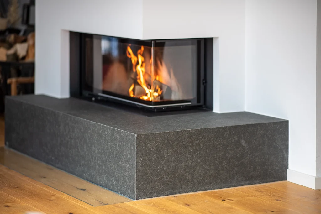 Kaminbank aus Naturstein Nero Assoluto